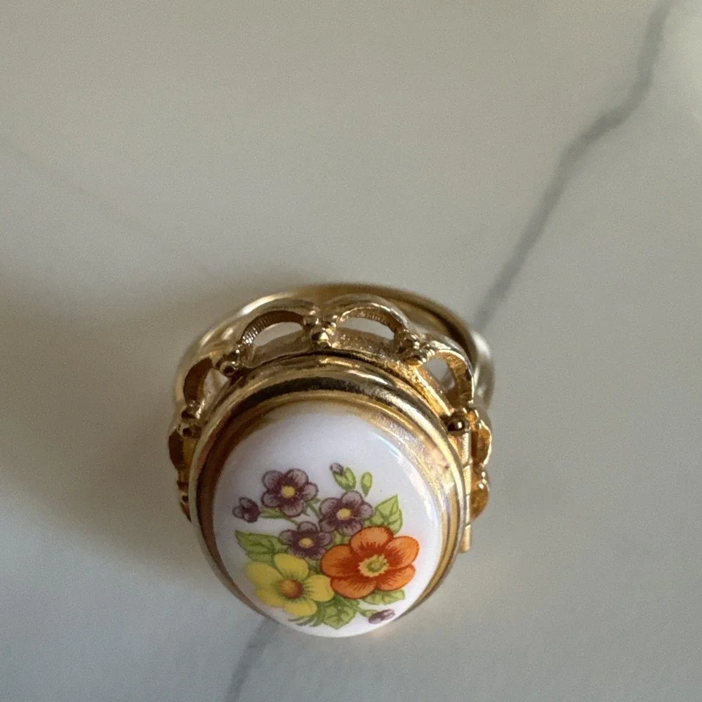 Avon Vintage Gold Tone Floral Oval Porcelain Locket Cocktail Ring Signed - Picture 2 of 7